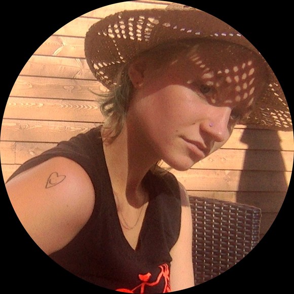 Profile Picture of Jasmine Barette (@betweenish) on Poshmark