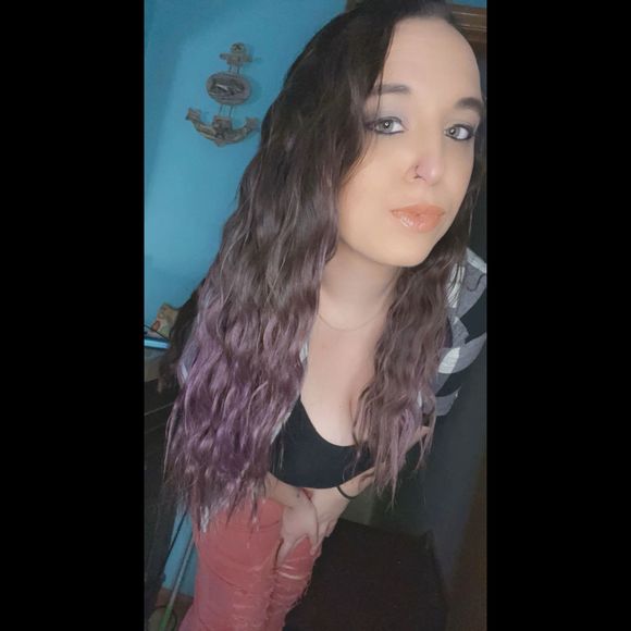 Profile Picture of Julie Mizenko (@mizenko95) on Poshmark