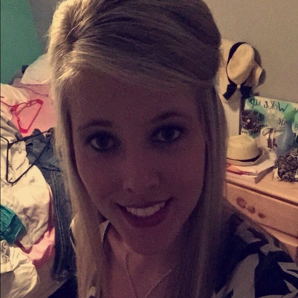 Profile Picture of Crystal Jolly (@cmjolly012) on Poshmark
