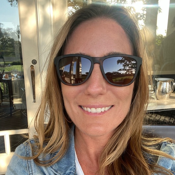 Profile Picture of Megan Speranza (@alohabeaches14) on Poshmark