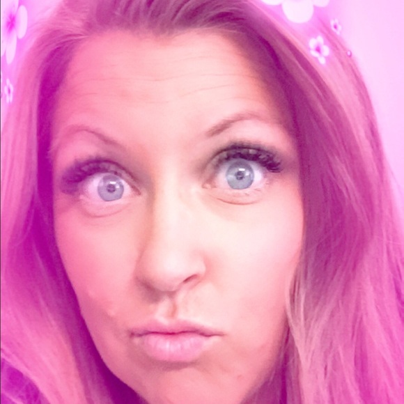 Profile Picture of Cari Runia (@carirunia) on Poshmark