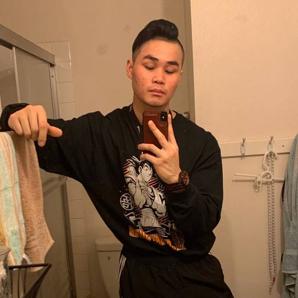 Profile Picture of Daniel Reynante (@raereynante) on Poshmark