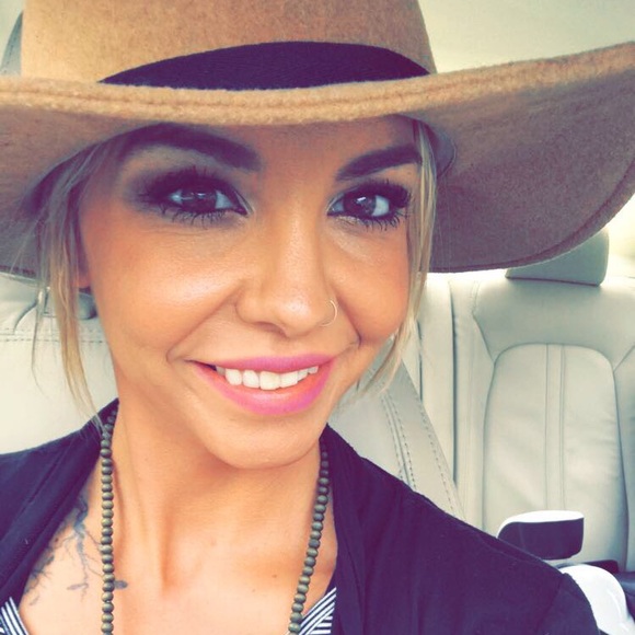 Profile Picture of Jessica Sample (@cheveux2254) on Poshmark