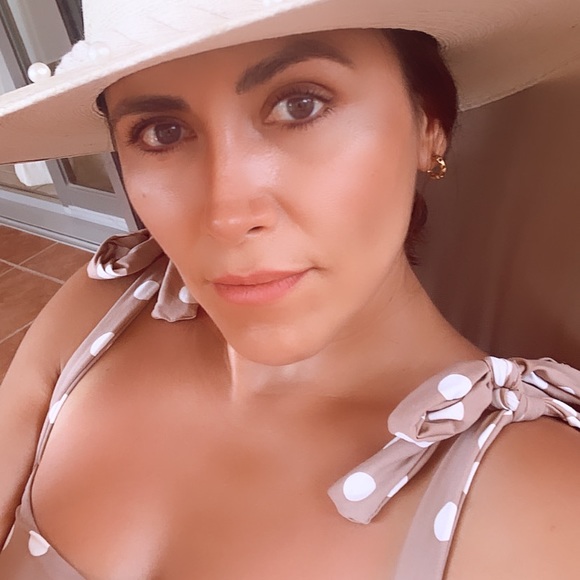 Profile Picture of Adriana Lezama (@adrianalezama) on Poshmark