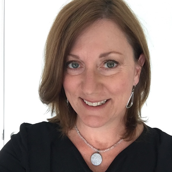 Profile Picture of Amber Smart (@kaffekaffemom) on Poshmark