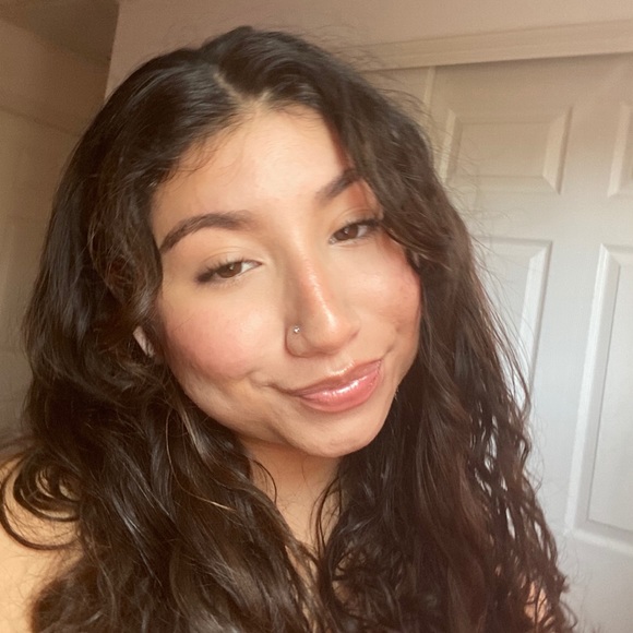 Profile Picture of Carmen Cervantes (@carmencervan475) on Poshmark