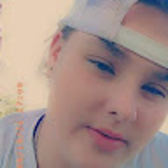 Profile Picture of Autumn Bowen (@autumnbowen25) on Poshmark