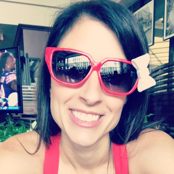 Profile Picture of Robyn Himel (@robhi) on Poshmark