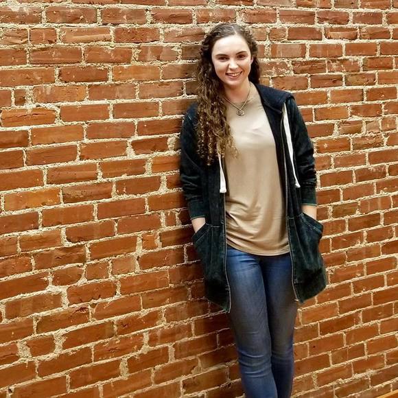 Profile Picture of Kelsie Knox (@knknox25) on Poshmark