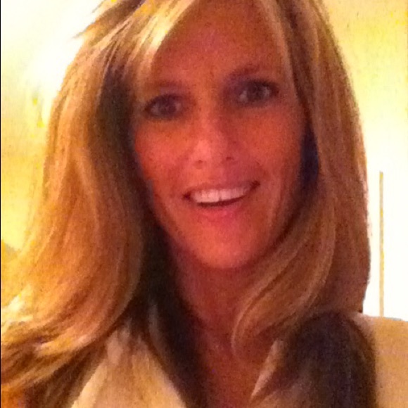Profile Picture of Elizabeth Schoenleber (@elizabeach) on Poshmark