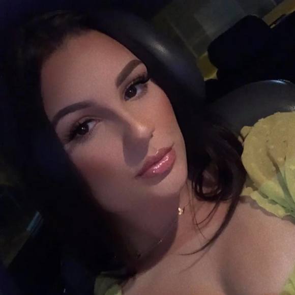 Profile Picture of Victoria Lorenzo (@vlorenzo2525) on Poshmark