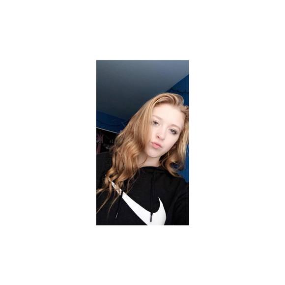 Profile Picture of Megan Stringer (@pink1122) on Poshmark