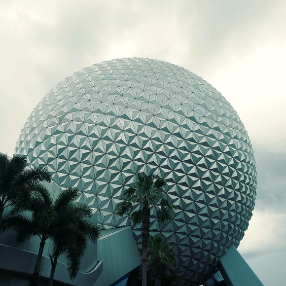 Profile Picture of Lori Lutinski (@ladw) on Poshmark