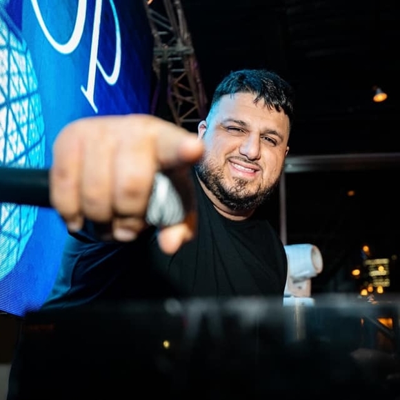 Profile Picture of Mo Varasteh (@movarasteh) on Poshmark