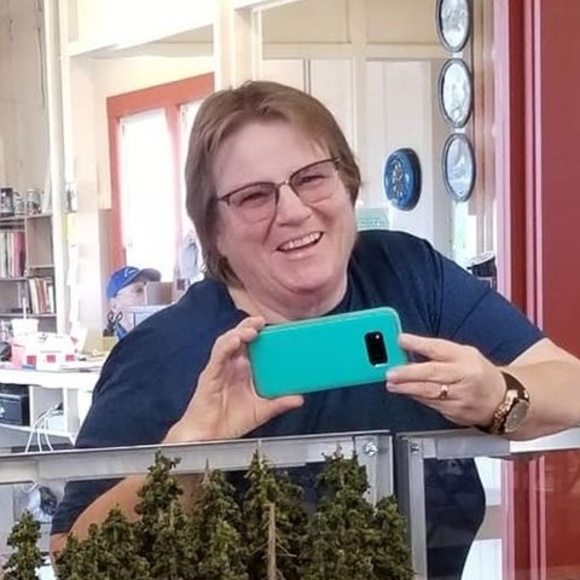 Profile Picture of Lori Larsen (@llarsen1963) on Poshmark