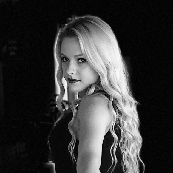 Profile Picture of Feliksa Chatterson (@feliksac) on Poshmark