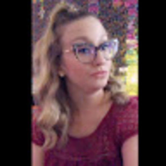 Profile Picture of Searcy Kniffen (@kaetzchen) on Poshmark