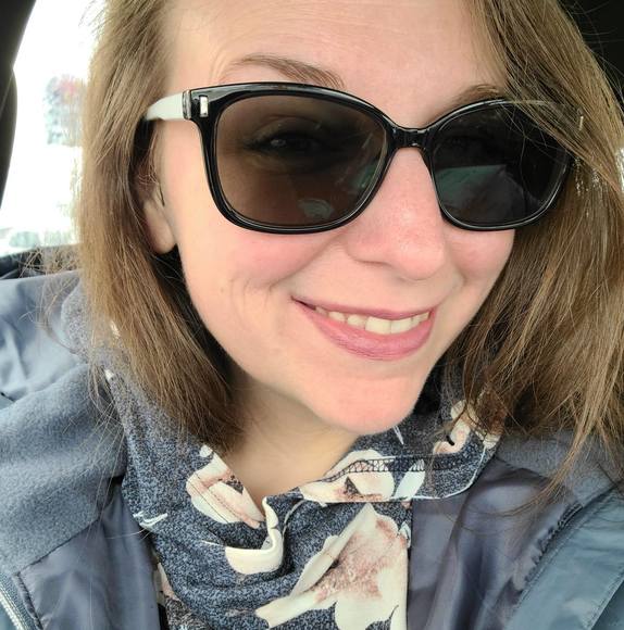 Profile Picture of Lindsey Bulen (@lindseybulen) on Poshmark