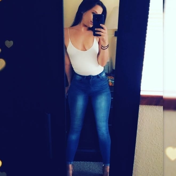 Profile Picture of Vanessa Riner (@vanessalriner) on Poshmark