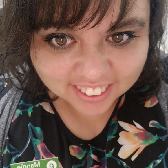 Profile Picture of Amanda Galluccio (@mandie8183) on Poshmark