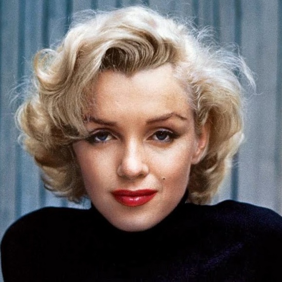 Profile Picture of Cherie Weeter (@cherieweeter) on Poshmark