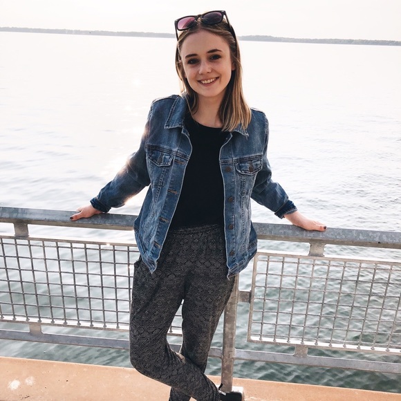 Profile Picture of Carly Osmolinski (@carlyosmolinski) on Poshmark