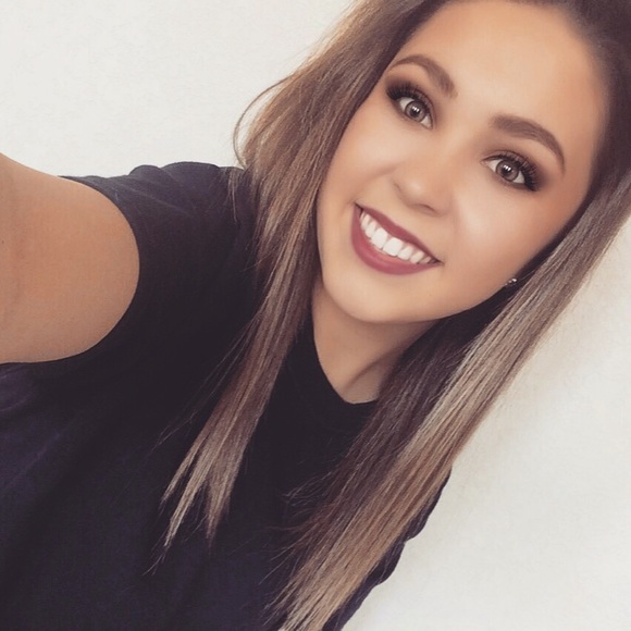 Profile Picture of Alex Malone (@missalexmalone) on Poshmark