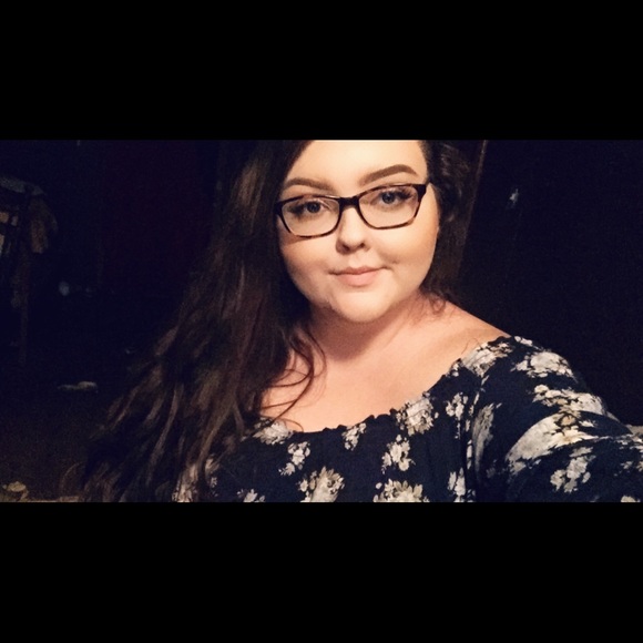Profile Picture of Alyssa Reid (@alyssa6502) on Poshmark