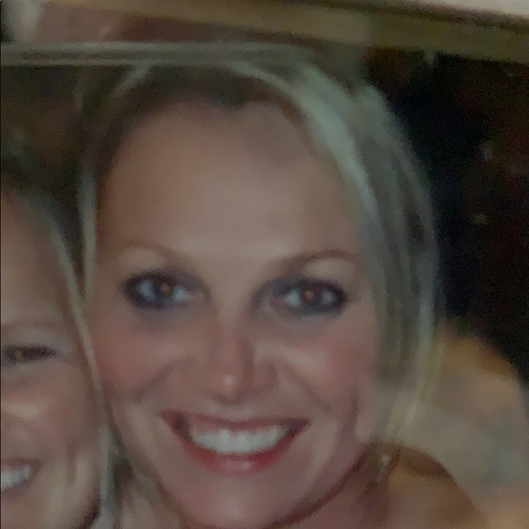 Profile Picture of Karen Lavictoire (@klavic) on Poshmark