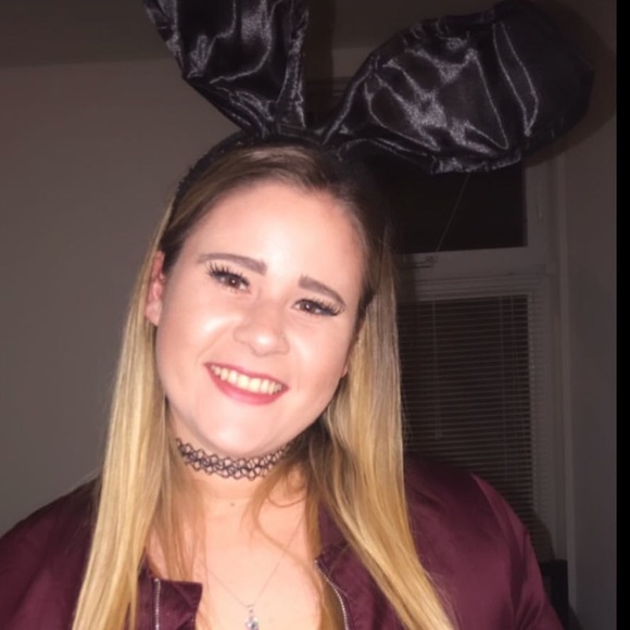 Profile Picture of Darby Wood (@darbywood13) on Poshmark