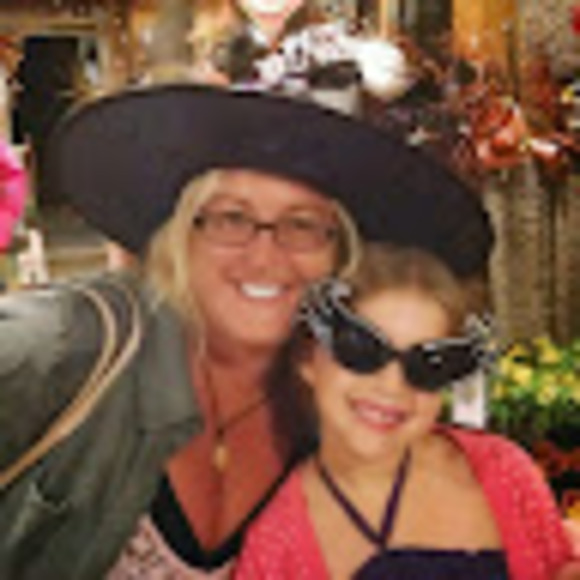 Profile Picture of Lisa Andrzejewski (@lisamarysville) on Poshmark