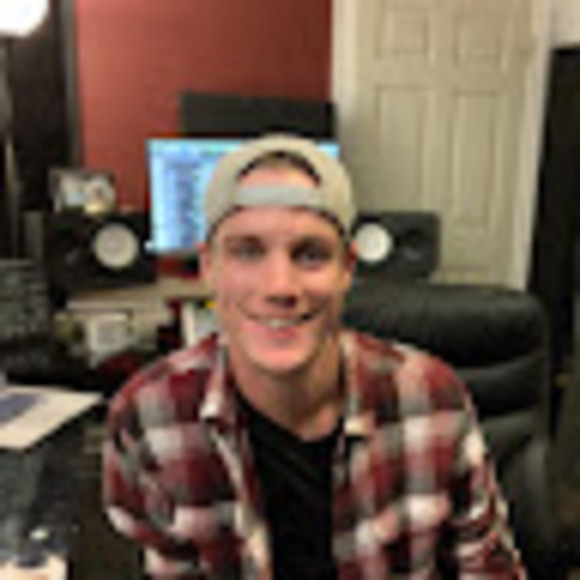 Profile Picture of Erik Fintelman (@erikfintelman) on Poshmark