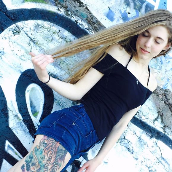 Profile Picture of Cassie Gordon (@ladyleo96) on Poshmark