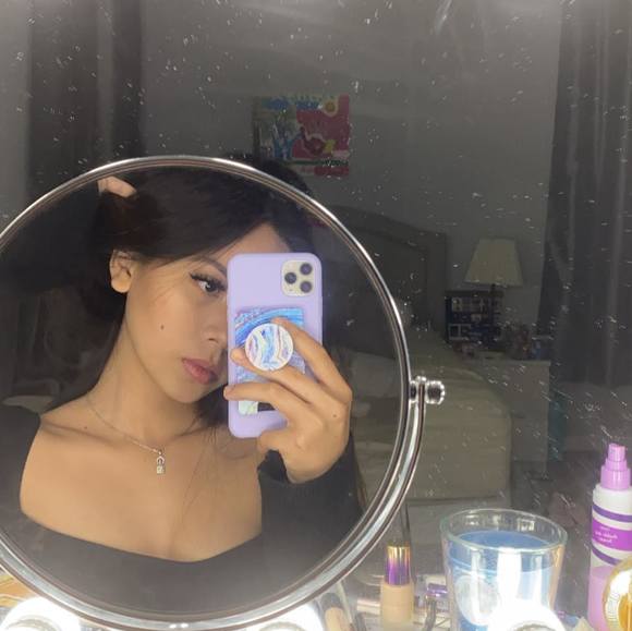 Profile Picture of Nhi Huynh (@nhihuynh142) on Poshmark