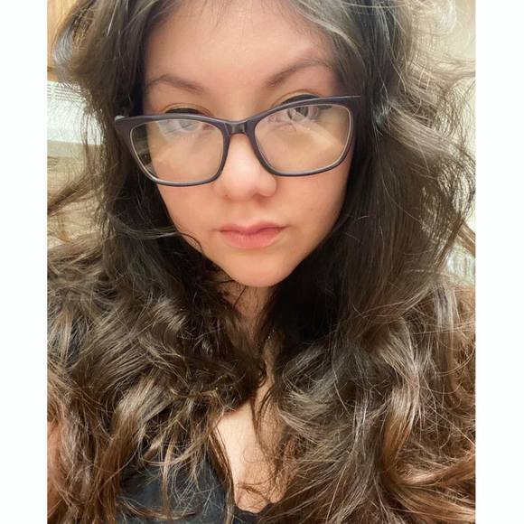 Profile Picture of Crystal Robledo (@crystalrobledo) on Poshmark