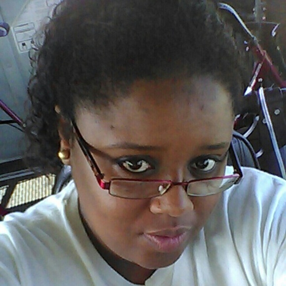 Profile Picture of Katia Lima (@kruolinha86) on Poshmark