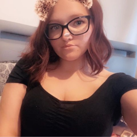 Profile Picture of Chelsea Beardmore (@xochelseaxo19) on Poshmark