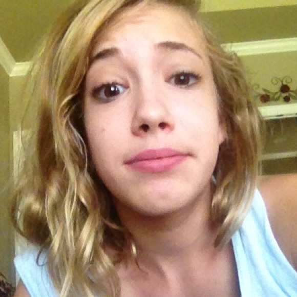 Profile Picture of Desiree Moulin (@heyyitsdesiree) on Poshmark