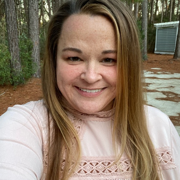 Profile Picture of Amanda Nestor (@amandajnestor) on Poshmark