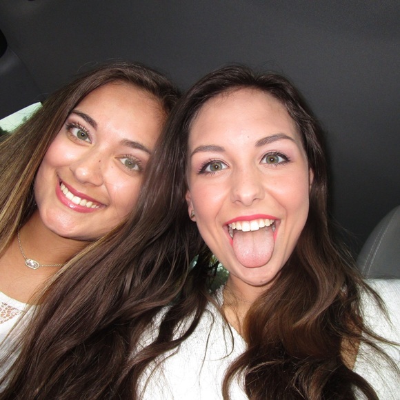 Profile Picture of Lizzy Davis (@lizzydavis01) on Poshmark