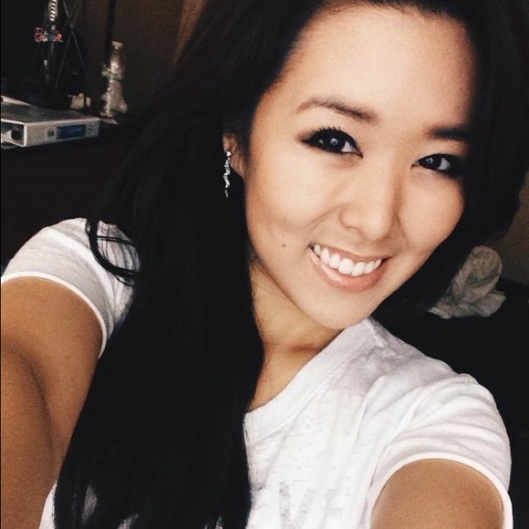 Profile Picture of Vivian Lee (@vivilee23) on Poshmark