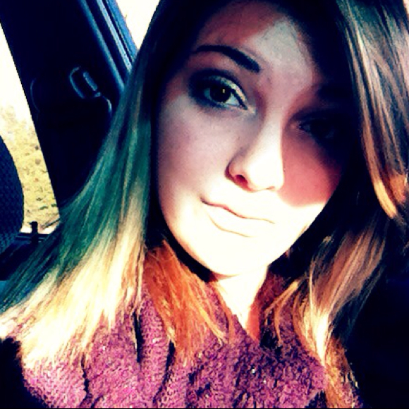 Profile Picture of Skyler Moore (@skymoore) on Poshmark