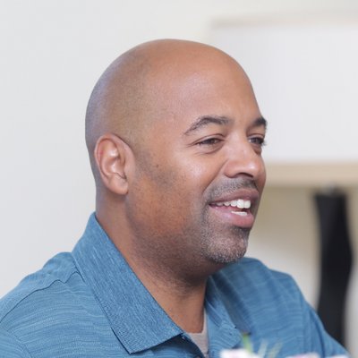 Profile Picture of Ray East (@RayEastTalks) on Twitter