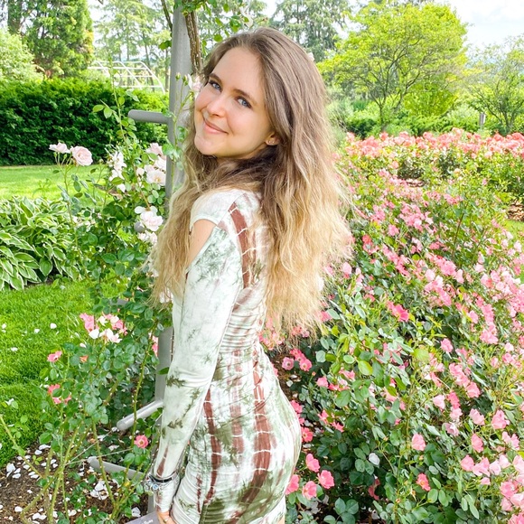 Profile Picture of Emma Cubellis (@emmacubellis) on Poshmark