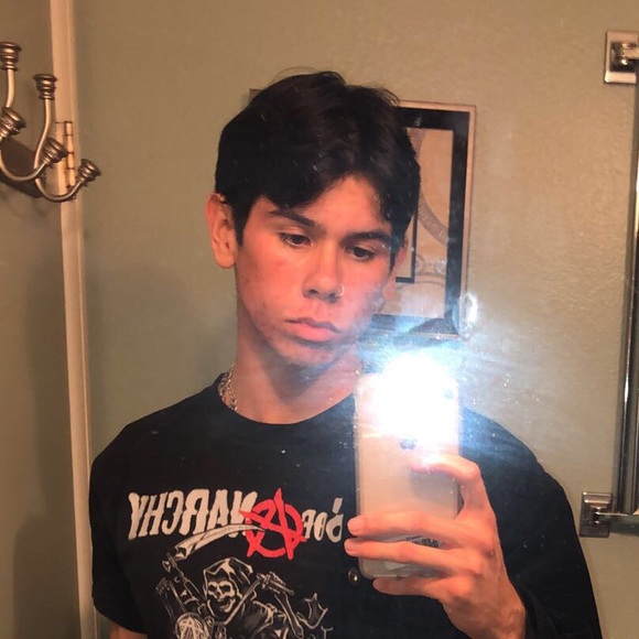 Profile Picture of Tony Revelles (@tonyrevelles) on Poshmark