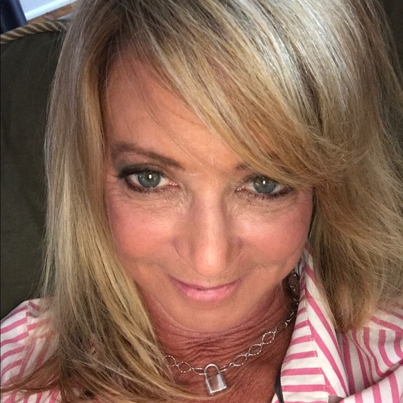 Profile Picture of Pamela Minnick (@pminn1) on Poshmark