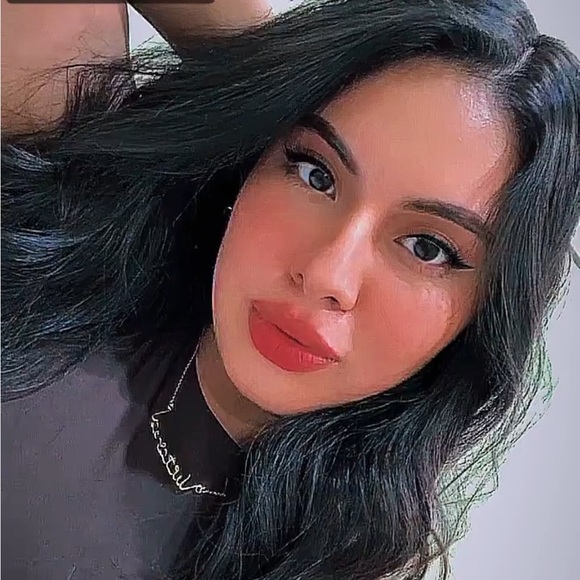 Profile Picture of Victoria Albarracin (@_mvxo) on Poshmark