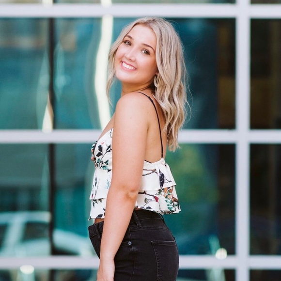Profile Picture of Alexa Lynn (@alexannlynn) on Poshmark