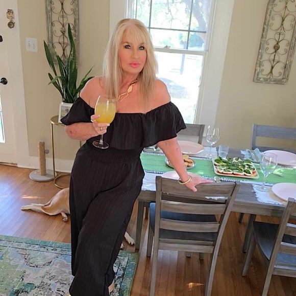Profile Picture of Carla Peck (@carlaintx555) on Poshmark