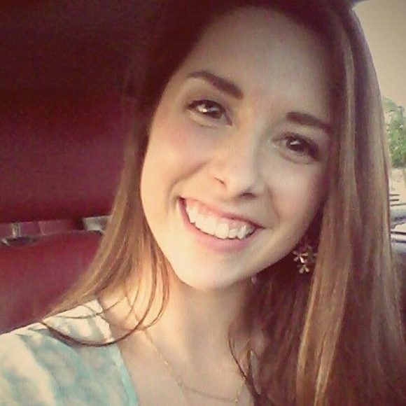 Profile Picture of Courtney Zotti (@zotticourtney) on Poshmark